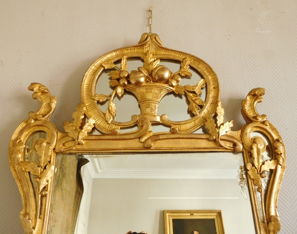 Grand miroir en bois doré, glace au mercure, travail provençal d'époque Louis XV - 138cm