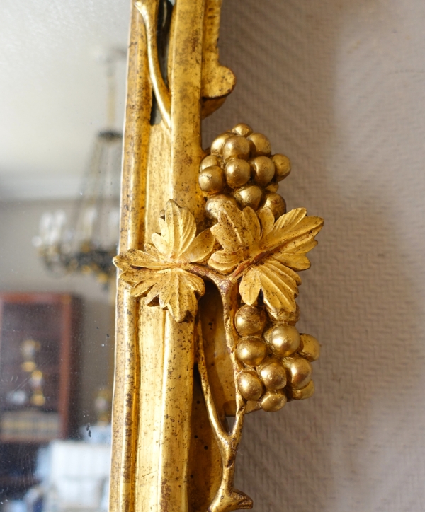 Grand miroir provençal d'époque Louis XV en bois doré richement sculpté, glace au mercure