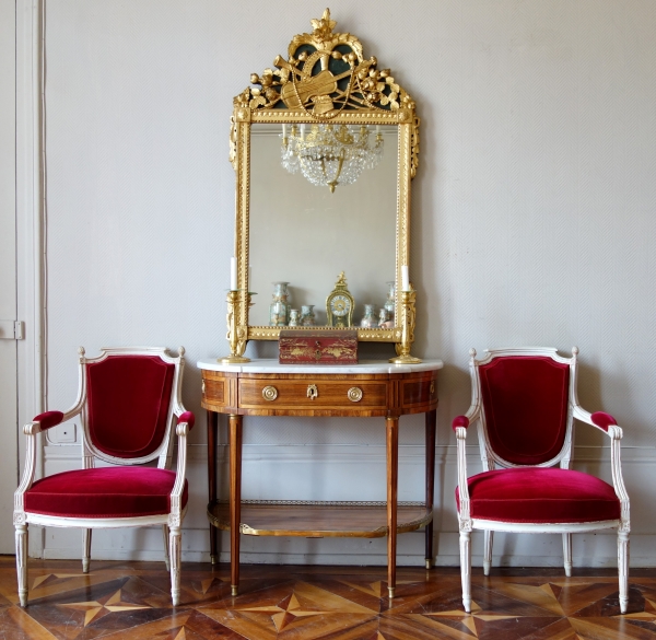 Grand miroir en bois doré d'époque Louis XVI, modèle provençal, fronton à trophée de musique