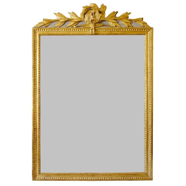 Grand miroir en bois doré d'époque Louis XVI, modèle Provençal avec fronton à trophée de musique