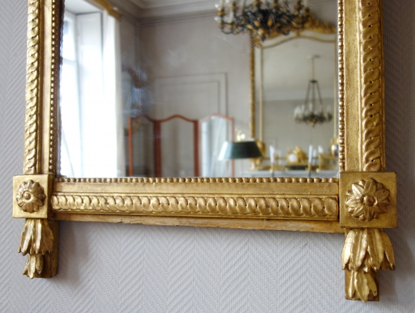 Grand miroir provençal d'époque Louis XVI en bois doré, fronton à trophée de musique