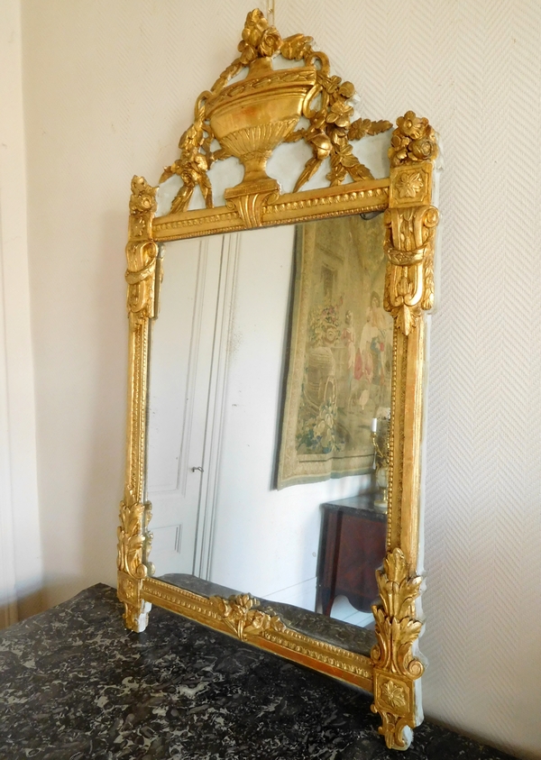 Grand miroir en bois doré, glace au mercure, travail provençal d'époque Louis XVI