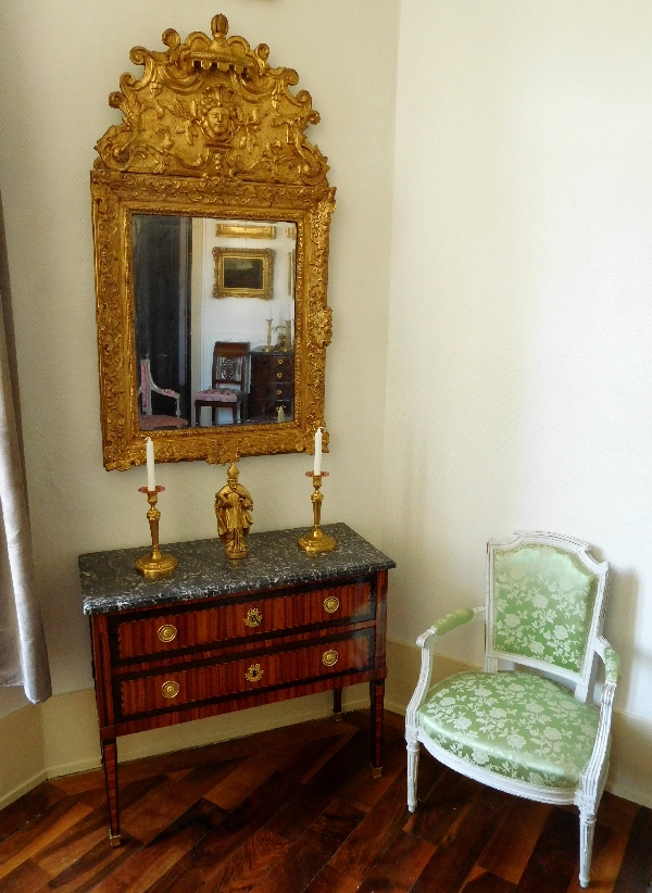 Miroir à fronton en bois doré d'époque Régence, masque d'Indienne, glace au mercure XVIIIe