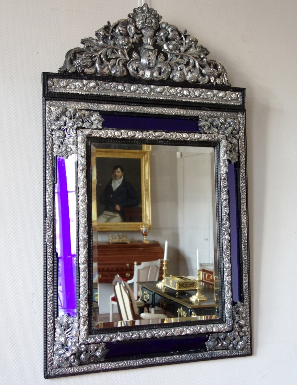 Mobilier d'argent - miroir de style Louis XIV à parecloses bleues, bois noirci et bronze argenté