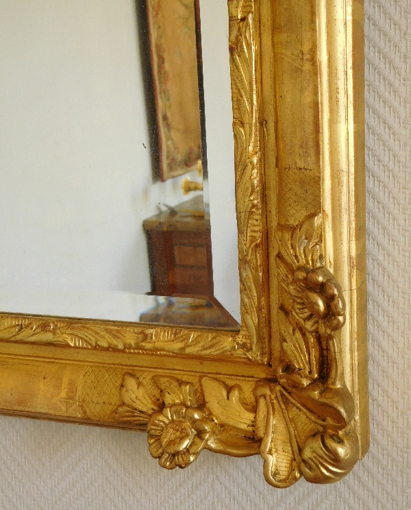 Miroir de style Régence en bois doré à la feuille d'or, glace biseautée