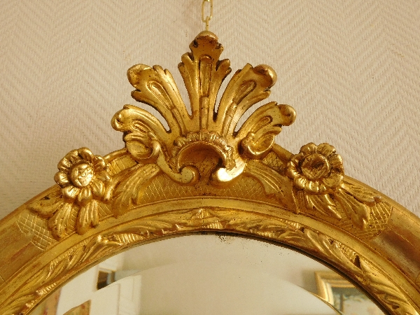 Miroir de style Régence en bois doré à la feuille d'or, glace biseautée