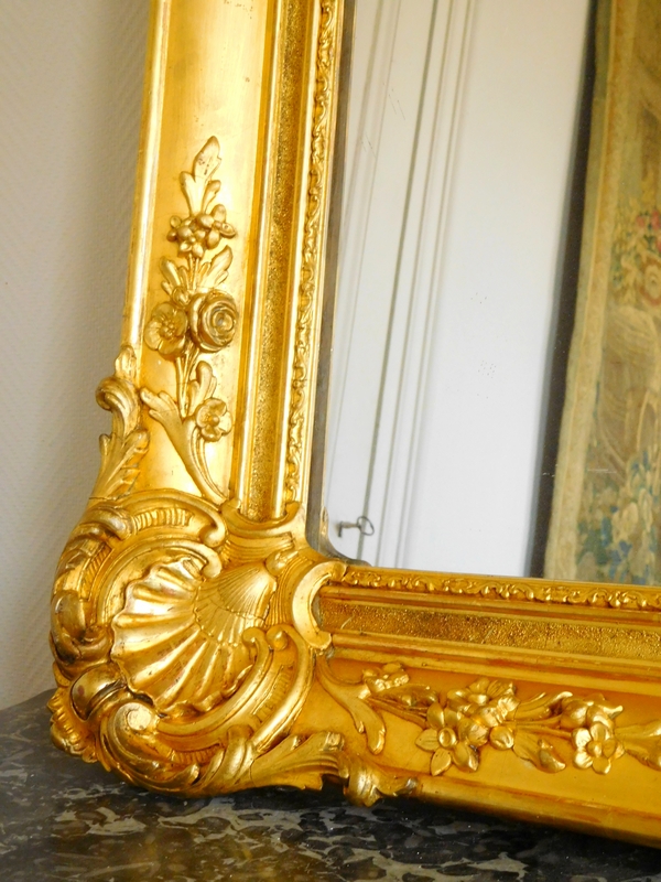 Grand miroir en bois doré à la feuille d'or, glace au mercure - style Louis XV, milieu XIXe