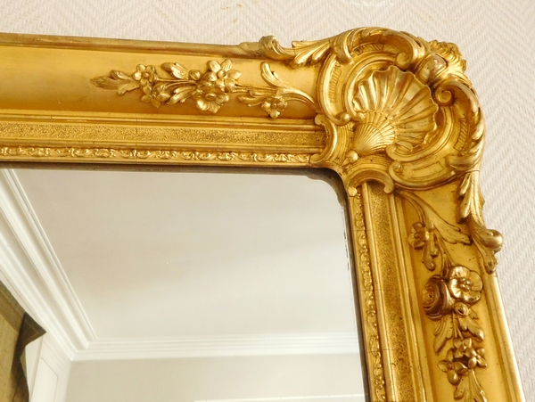 Grand miroir en bois doré à la feuille d'or, glace au mercure - style Louis XV, milieu XIXe