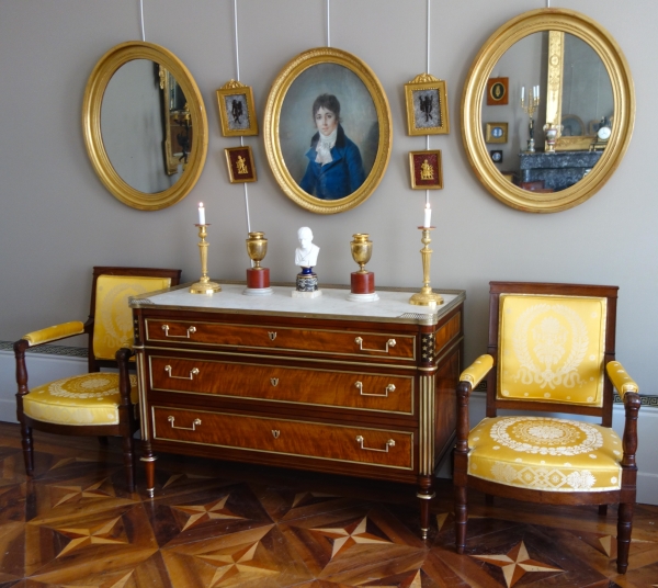 Paire de grands miroirs ovales en bois doré, glace au mercure - style Louis XVI