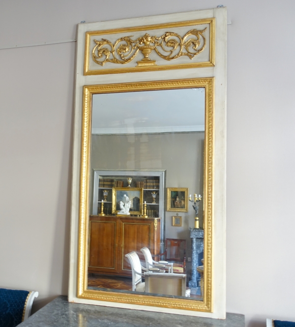 Trumeau, miroir de cheminée ou boiserie de style Louis XVI en bois laqué et doré - 198cm x 107cm