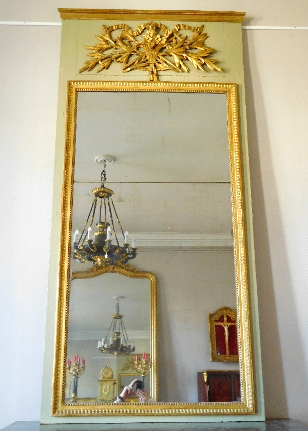 Trumeau, miroir de boiserie d'époque Louis XVI en bois laqué et doré, glace au mercure
