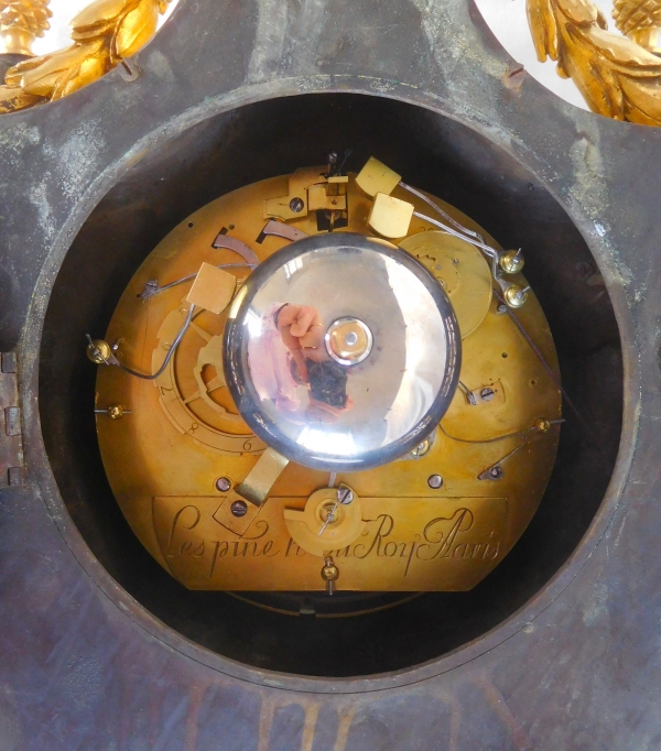 Lépine et Osmond : cartel en bronze ciselé et doré d'époque Louis XVI - sonnerie à la demande