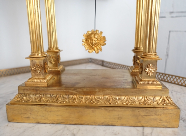 Pendule Forme Architecturale en bronze doré au mercure par Bachelard à Paris - époque Empire