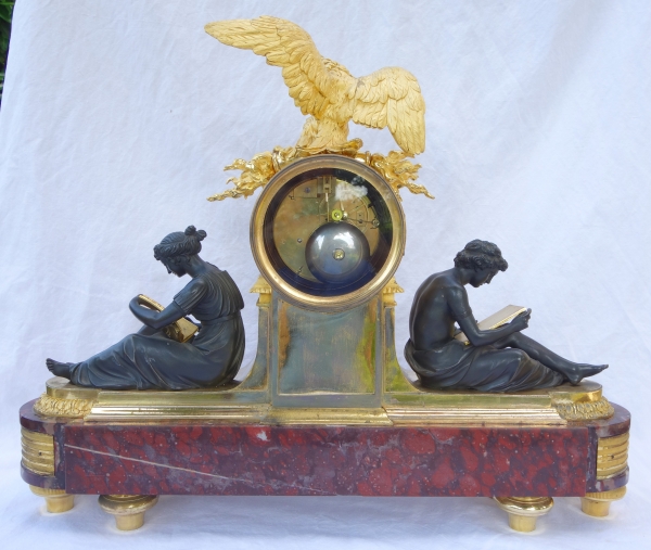 Pendule aux Maréchaux d'époque Empire, début XIXe siècle, bronze doré et marbre griotte