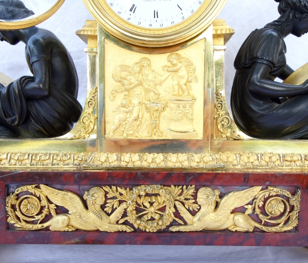 Pendule aux Maréchaux d'époque Empire, début XIXe siècle, bronze doré et marbre griotte