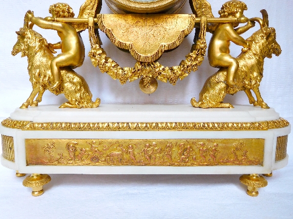 Pendule à la bacchante et chèvres en marbre et bronze doré - style Louis XVI