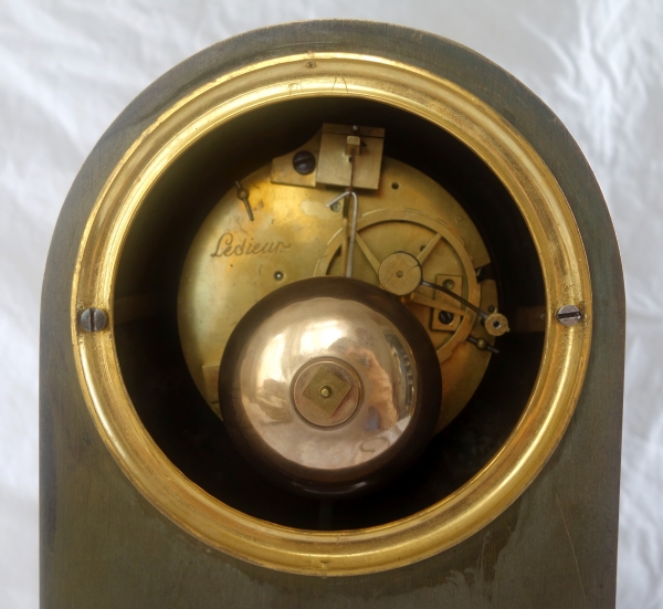 Pendule borne d'époque Empire en bronze patiné et doré par Lesieur et Thomire