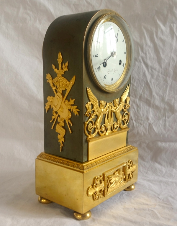Pendule borne d'époque Empire en bronze patiné et doré par Lesieur et Thomire