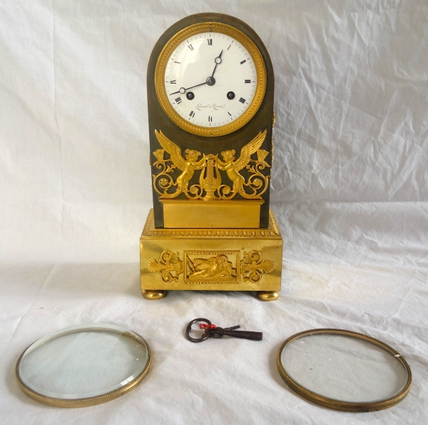 Pendule borne d'époque Empire en bronze patiné et doré par Lesieur et Thomire
