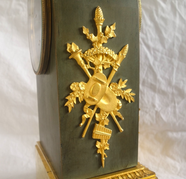 Pendule borne d'époque Empire en bronze patiné et doré par Lesieur et Thomire
