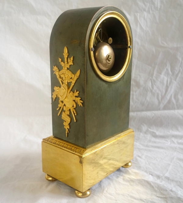 Pendule borne d'époque Empire en bronze patiné et doré par Lesieur et Thomire