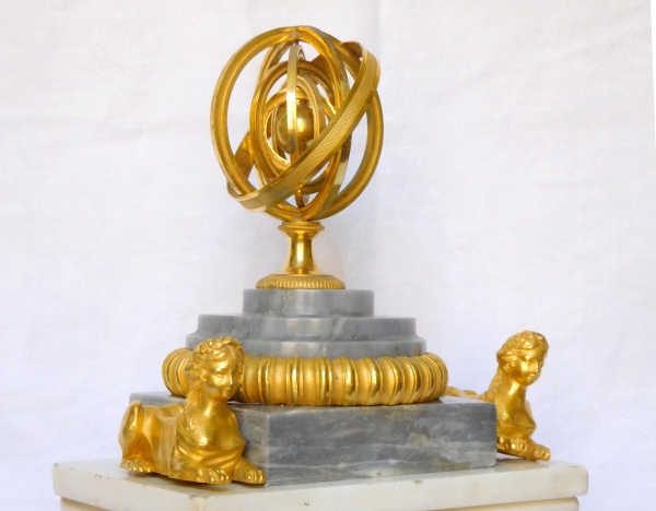 Pendule Consulat à la sphère armiliaire en marbre en bronze doré - circa 1800