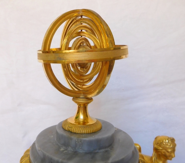 Pendule Consulat à la sphère armiliaire en marbre en bronze doré - circa 1800