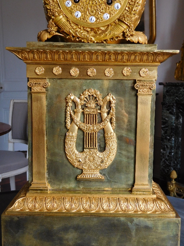 Grande pendule borne en bronze ciselé et doré d'époque Empire Restauration - 52cm