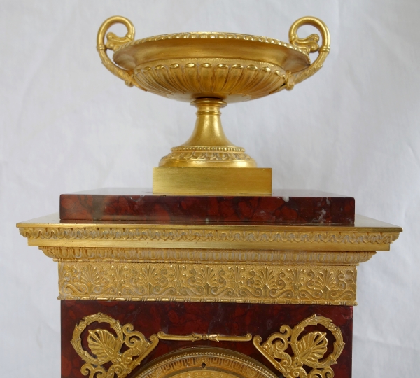 Pendule borne Empire en marbre rouge griotte et bronze doré au mercure