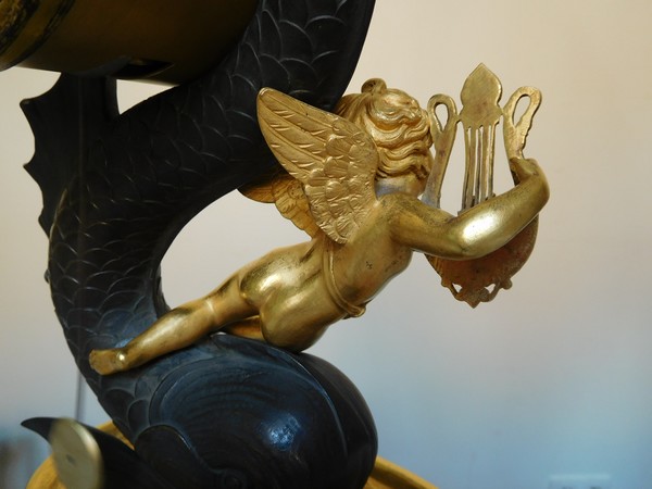 Pendule au dauphin d'époque Empire / Restauration, bronze patiné et doré au mercure