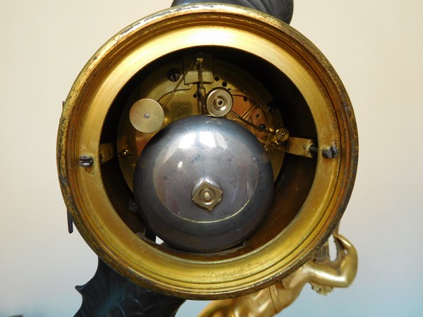 Pendule au dauphin d'époque Empire / Restauration, bronze patiné et doré au mercure