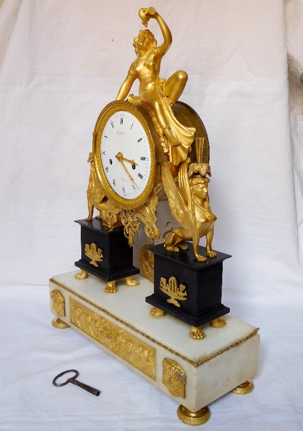 Pendule à la bacchante et sphinges en marbre et bronze doré au mercure - Louis XVI Directoire
