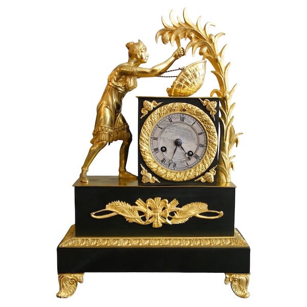 La récolte du Cacao - pendule Empire en bronze patiné et doré d'époque Restauration