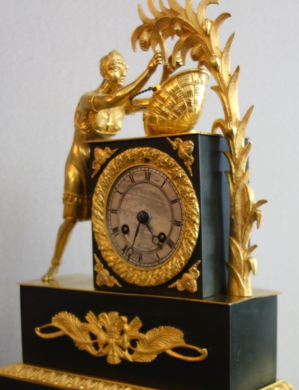 La récolte du Cacao - pendule Empire en bronze patiné et doré d'époque Restauration