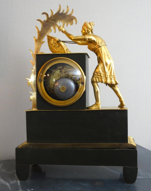 La récolte du Cacao - pendule Empire en bronze patiné et doré d'époque Restauration