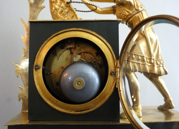 La récolte du Cacao - pendule Empire en bronze patiné et doré d'époque Restauration
