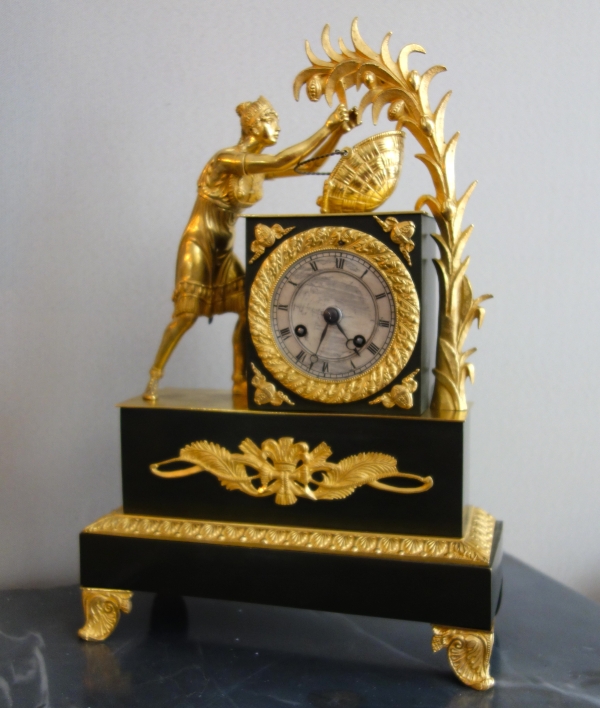 La récolte du Cacao - pendule Empire en bronze patiné et doré d'époque Restauration