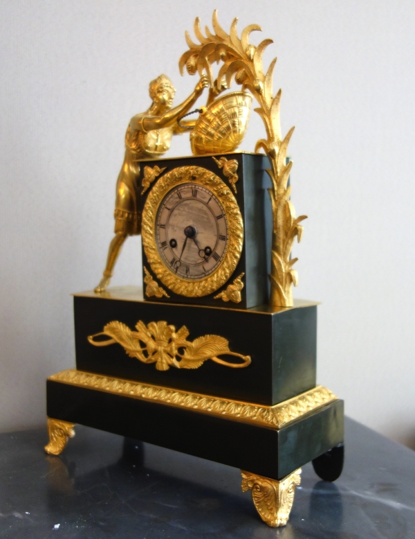 La récolte du Cacao - pendule Empire en bronze patiné et doré d'époque Restauration