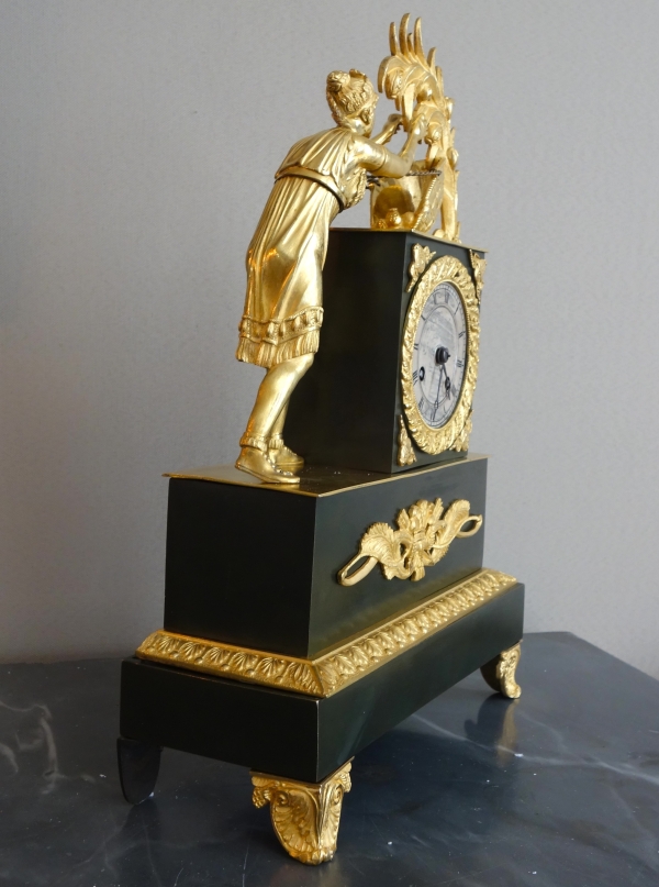 La récolte du Cacao - pendule Empire en bronze patiné et doré d'époque Restauration