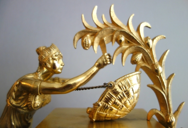 La récolte du Cacao - pendule Empire en bronze patiné et doré d'époque Restauration