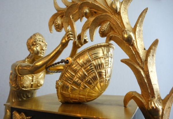 La récolte du Cacao - pendule Empire en bronze patiné et doré d'époque Restauration