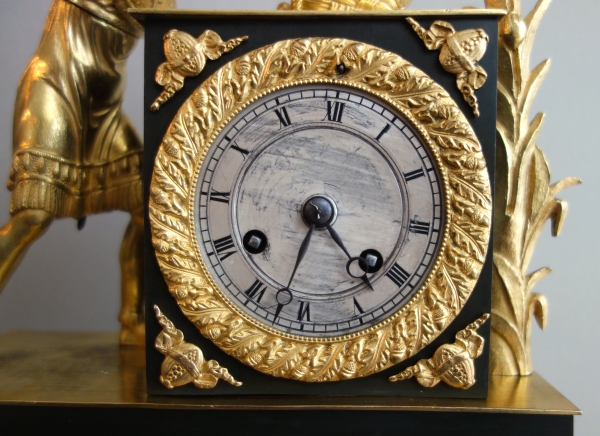 La récolte du Cacao - pendule Empire en bronze patiné et doré d'époque Restauration