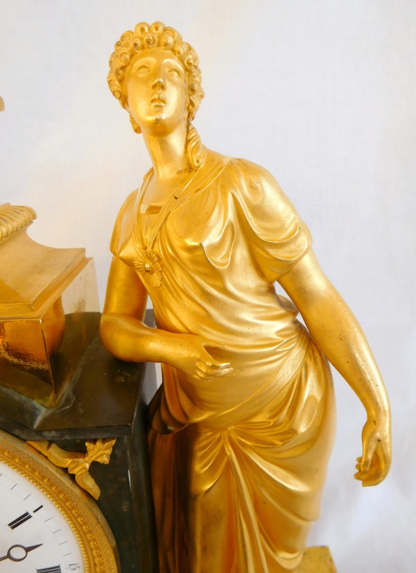 Ravrio : pendule d'époque Empire en bronze patiné et doré au mercure - signée