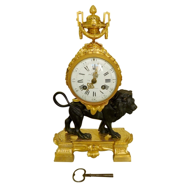 Pendule au lion de style Louis XVI en bronze doré et patiné