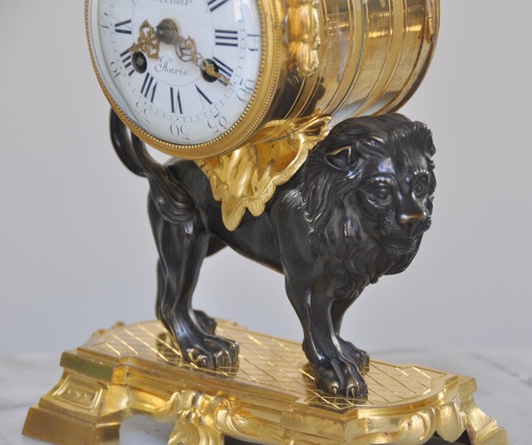 Ormolu and patinated bronze clock picturing a lion, Louis XVI style, 19th century