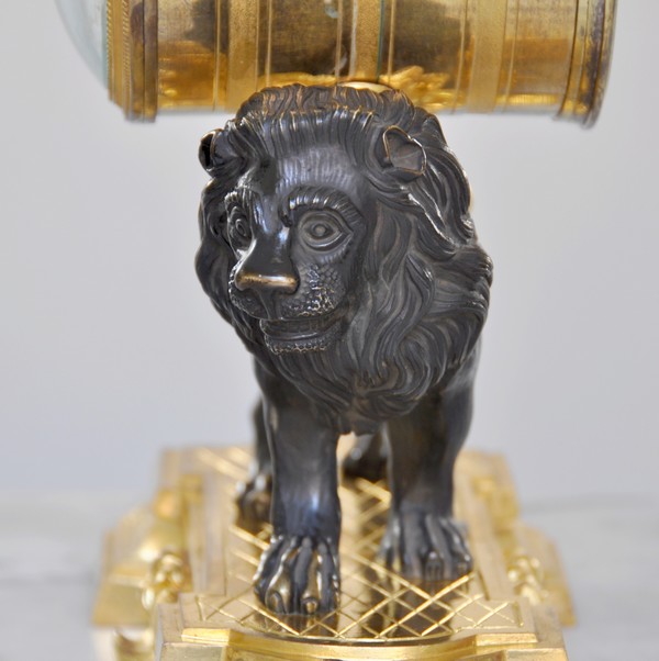 Pendule au lion de style Louis XVI en bronze doré et patiné
