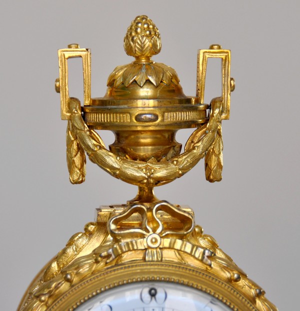 Ormolu and patinated bronze clock picturing a lion, Louis XVI style, 19th century