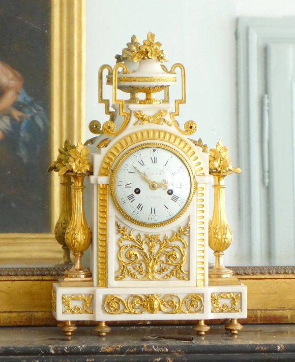 Antoine Cronier : pendule d'époque Louis XVI en bronze doré et marbre blanc