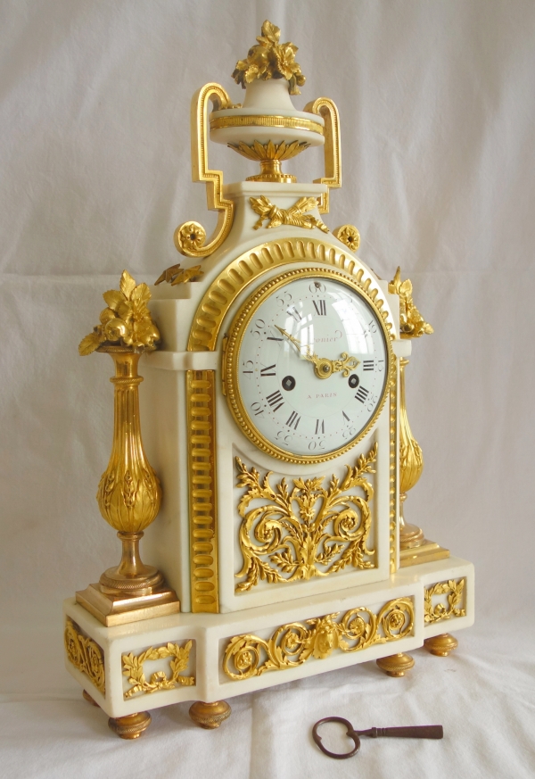 Antoine Cronier : pendule d'époque Louis XVI en bronze doré et marbre blanc