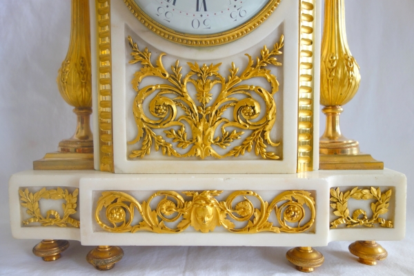 Antoine Cronier : pendule d'époque Louis XVI en bronze doré et marbre blanc